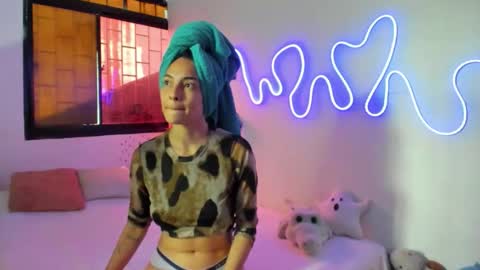 Snapshot of amy_and_eloise chatting on 11/01/25, 07:05 AmyEloise online show from 11/01/25, 07:05