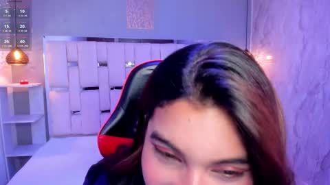 amyevan_ online show from 09/25/25, 08:45