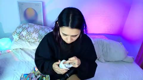 Snapshot of amyolimpo chatting on 04/04/26, 01:37 Amy ... Nice to meet u thumb up me please its important online show from 04/04/26, 01:37