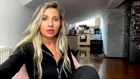 amyroberta92 online show from 02/18/25, 10:16