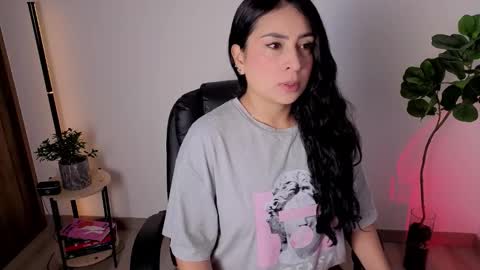 Snapshot of amyross1 chatting on 11/08/25, 10:48 Aleja online show from 11/08/25, 10:48