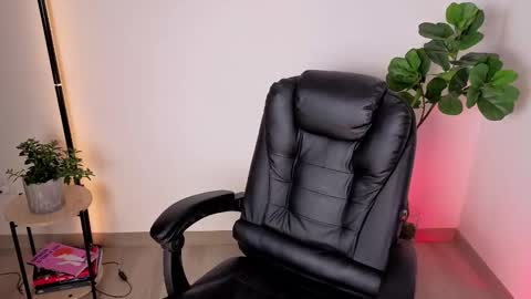 Snapshot of amyross1 chatting on 11/09/25, 06:12 Aleja online show from 11/09/25, 06:12