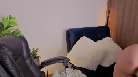 Snapshot of amyross1 chatting on 12/01/25, 12:15 Aleja online show from 12/01/25, 12:15