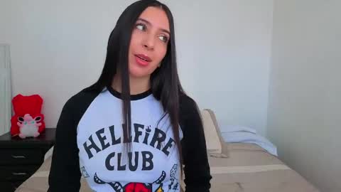 Snapshot of ana_castilo chatting on 05/01/26, 12:32 Ana IG an castillo 1 online show from 05/01/26, 12:32