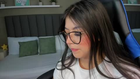 Snapshot of anagil_ chatting on 06/26/26, 02:43 A N A online show from 06/26/26, 02:43