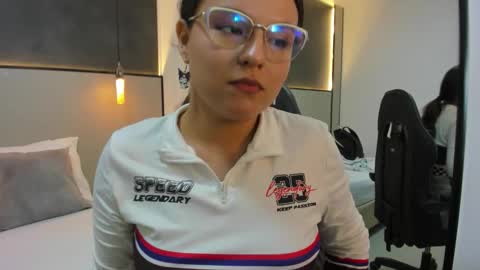 Snapshot of anahi_amery chatting on 12/15/25, 09:30 A N A H I online show from 12/15/25, 09:30