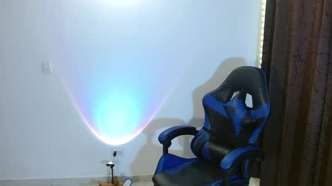 Snapshot of anarosse__ chatting on 12/14/24, 02:23 ana 3 online show from 12/14/24, 02:23