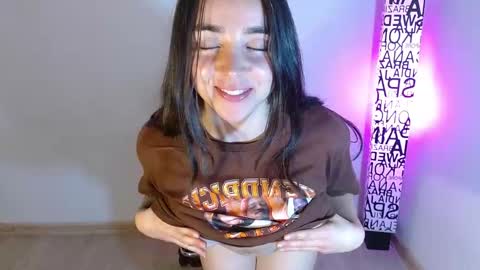 Snapshot of anarosse__ chatting on 11/11/25, 01:49 ana 3 online show from 11/11/25, 01:49