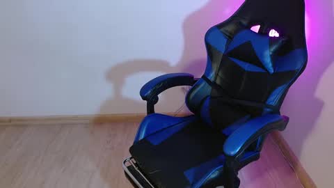 Snapshot of anarosse__ chatting on 11/13/25, 12:42 ana 3 online show from 11/13/25, 12:42