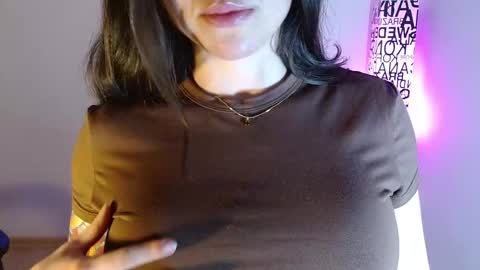 Snapshot of anarosse__ chatting on 11/14/25, 11:46 ana 3 online show from 11/14/25, 11:46