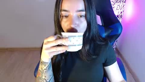 Snapshot of anarosse__ chatting on 11/24/25, 01:27 ana 3 online show from 11/24/25, 01:27