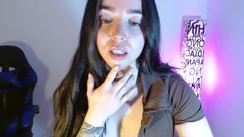 Snapshot of anarosse__ chatting on 11/25/25, 01:27 ana 3 online show from 11/25/25, 01:27