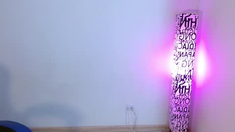 Snapshot of anarosse__ chatting on 12/15/25, 12:48 ana 3 online show from 12/15/25, 12:48