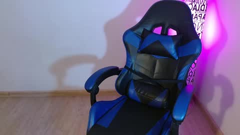 Snapshot of anarosse__ chatting on 12/16/25, 12:26 ana 3 online show from 12/16/25, 12:26