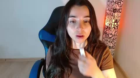 Snapshot of anarosse__ chatting on 06/18/26, 02:34 ana 3 online show from 06/18/26, 02:34