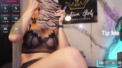 Snapshot of anaruiz1_ chatting on 11/25/25, 01:00 ana online show from 11/25/25, 01:00