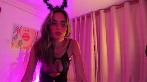 Snapshot of anaskinny chatting on 10/28/25, 08:00 Ana online show from 10/28/25, 08:00