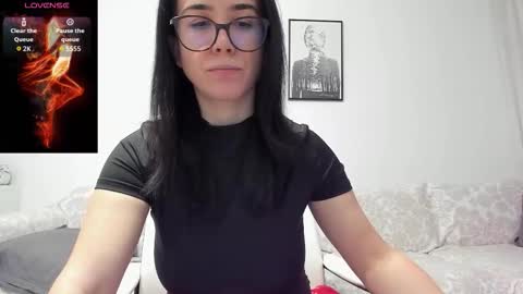 Snapshot of anayscaandy chatting on 12/15/25, 06:06 Andreea online show from 12/15/25, 06:06