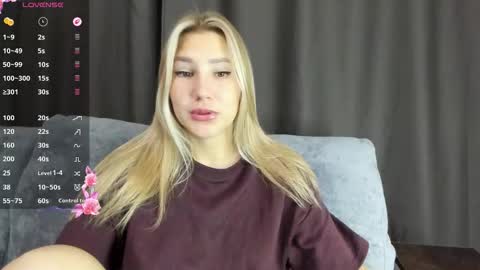 Snapshot of and1sa chatting on 10/27/25, 08:40 Andisa online show from 10/27/25, 08:40