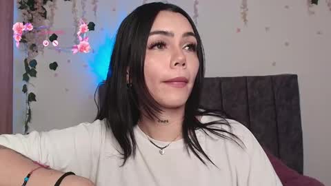 Snapshot of andra_rosse chatting on 05/14/26, 11:33 Andra de la Rosse online show from 05/14/26, 11:33