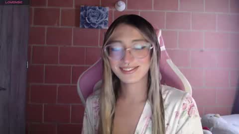 Andrea  online show from 10/10/25, 01:43