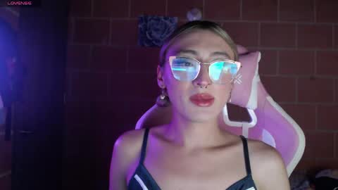 Snapshot of andrea_camila chatting on 04/20/26, 10:44 Andrea online show from 04/20/26, 10:44