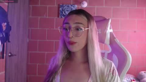 Snapshot of andrea_camila chatting on 04/21/26, 01:28 Andrea online show from 04/21/26, 01:28