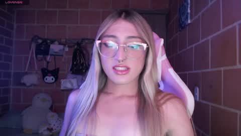 Snapshot of andrea_camila chatting on 05/22/26, 05:40 Andrea online show from 05/22/26, 05:40