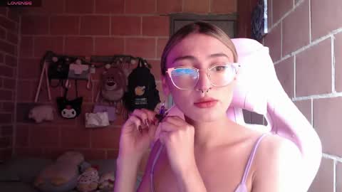 Snapshot of andrea_camila chatting on 05/25/26, 04:24 Andrea online show from 05/25/26, 04:24