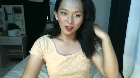 Snapshot of andrea_grande chatting on 12/05/25, 01:36 yanie online show from 12/05/25, 01:36