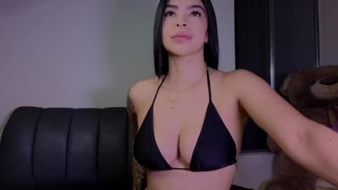 Snapshot of andrea_torres_ chatting on 04/22/26, 04:59 online show from 04/22/26, 04:59