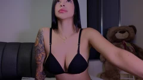 Snapshot of andrea_torres_ chatting on 05/04/26, 03:35 online show from 05/04/26, 03:35