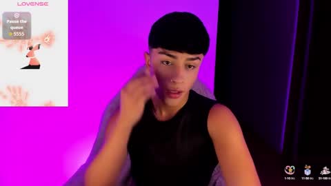 Snapshot of andreewwx_m chatting on 11/08/25, 02:23 Andrew online show from 11/08/25, 02:23