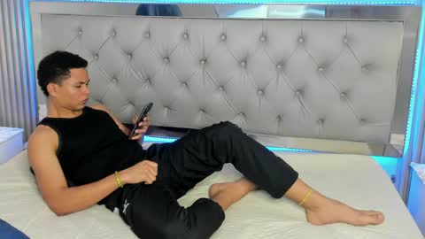Snapshot of andres1_8 chatting on 04/30/26, 01:23 IM ANDRES online show from 04/30/26, 01:23
