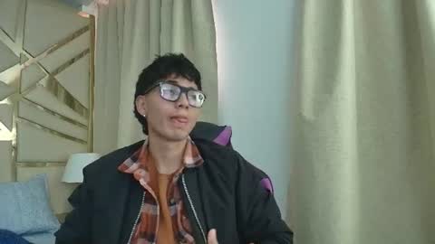Snapshot of andres8975 chatting on 06/17/26, 12:50 Andres online show from 06/17/26, 12:50