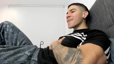 Snapshot of andresjuan92 chatting on 11/25/25, 04:23 onlyfanscallmegotter online show from 11/25/25, 04:23