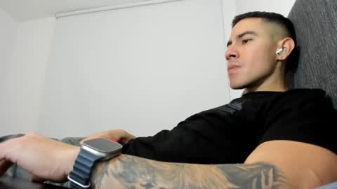 Snapshot of andresjuan92 chatting on 03/21/26, 05:23 onlyfanscallmegotter online show from 03/21/26, 05:23