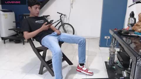 Snapshot of andressdean chatting on 12/16/24, 01:21 Andres Dean online show from 12/16/24, 01:21