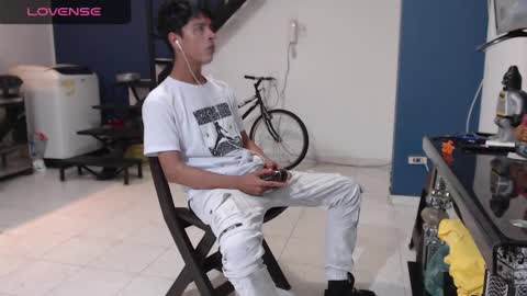 Snapshot of andressdean chatting on 02/08/25, 08:53 Andres Dean online show from 02/08/25, 08:53