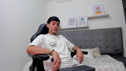 Snapshot of andrew_restrepo chatting on 03/07/26, 04:15 andrew restrepo online show from 03/07/26, 04:15