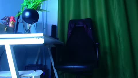 Snapshot of andrewbanner chatting on 04/21/26, 05:25 MasterRomania online show from 04/21/26, 05:25