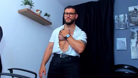 Snapshot of andrewdiaz_ chatting on 10/31/25, 04:57 Andrew Diaz online show from 10/31/25, 04:57