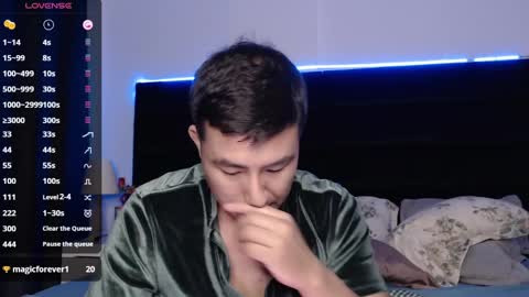 Snapshot of andrewmhilton_ chatting on 01/15/25, 04:47 andrewmhilton_ online show from 01/15/25, 04:47