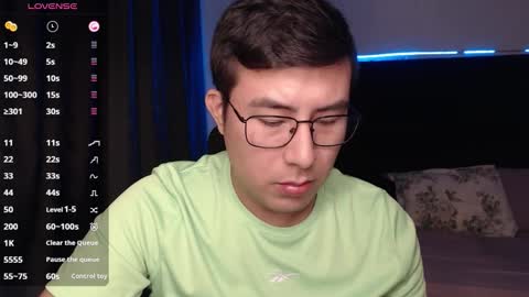 Snapshot of andrewmhilton_ chatting on 11/14/25, 07:18 andrewmhilton_ online show from 11/14/25, 07:18