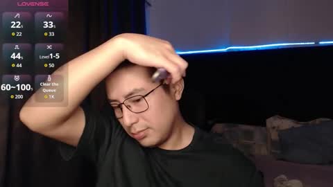 Snapshot of andrewmhilton_ chatting on 12/15/25, 06:17 andrewmhilton_ online show from 12/15/25, 06:17