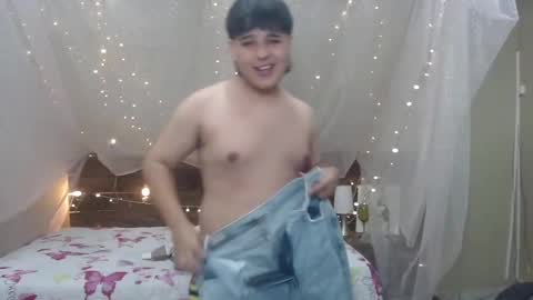 Snapshot of andrewsmile_ chatting on 12/21/24, 12:49 ANDREW online show from 12/21/24, 12:49