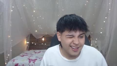 Snapshot of andrewsmile_ chatting on 12/22/24, 12:38 ANDREW online show from 12/22/24, 12:38