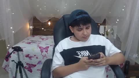 Snapshot of andrewsmile_ chatting on 12/22/24, 03:44 ANDREW online show from 12/22/24, 03:44