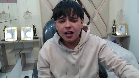 Snapshot of andrewsmile_ chatting on 12/30/24, 01:14 ANDREW online show from 12/30/24, 01:14