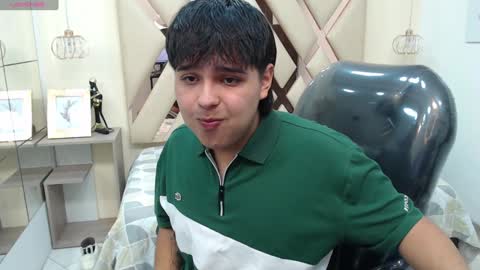 Snapshot of andrewsmile_ chatting on 01/04/25, 12:38 ANDREW online show from 01/04/25, 12:38